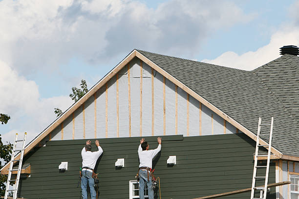 Professional Siding technician working in Fairfield, IL